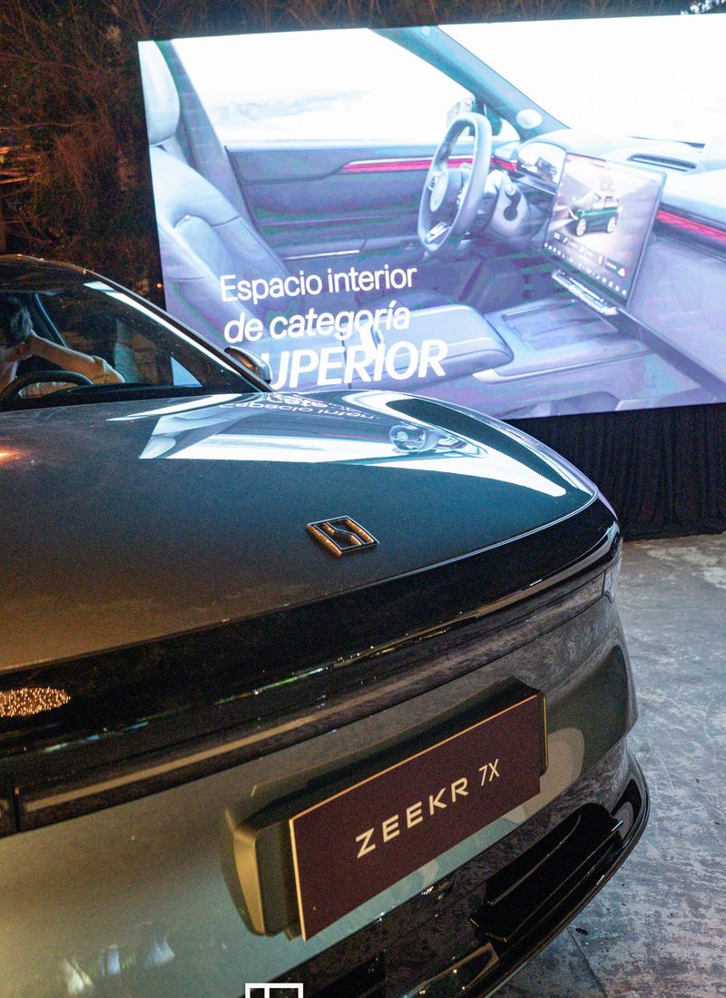 Detalhe traseiro do ZEEKR 7X com a tela de apresentação