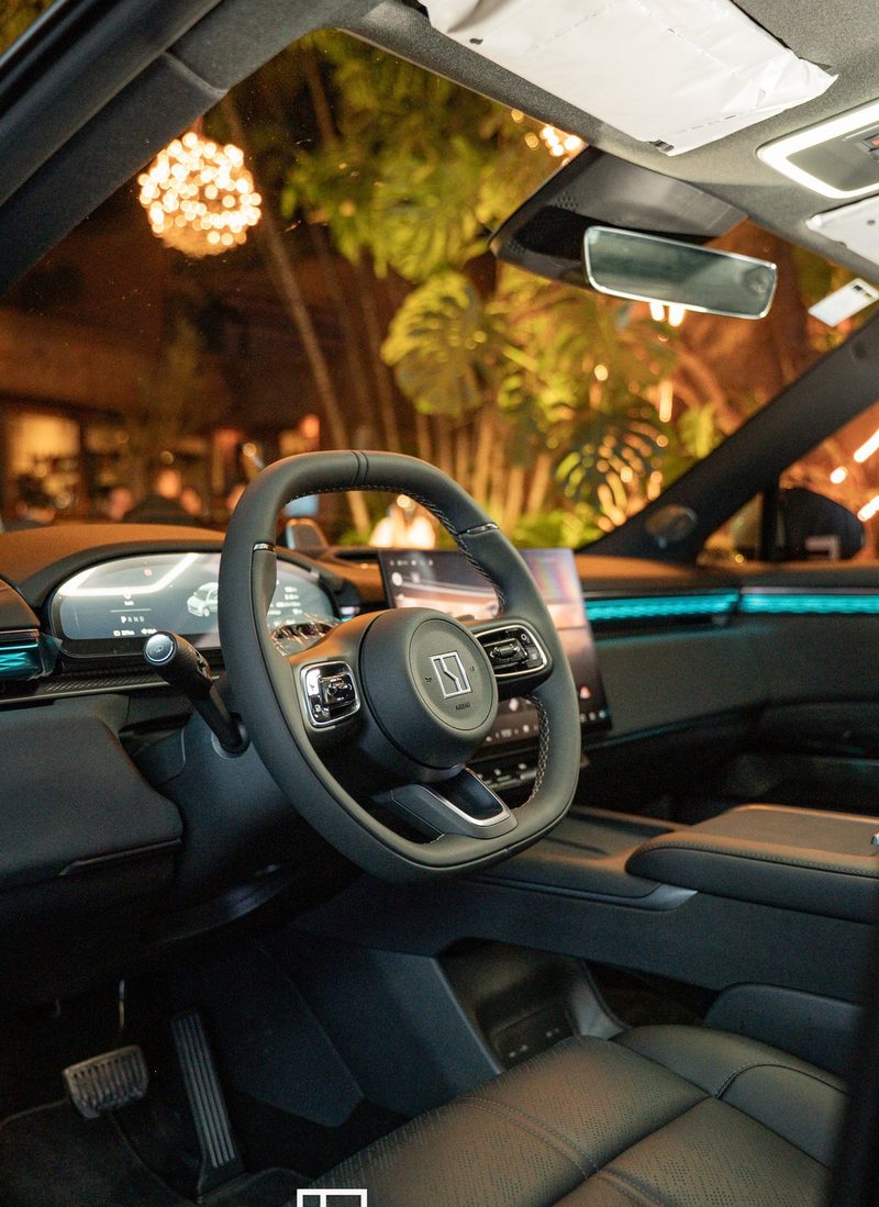 Interior do ZEEKR 7X: volante e iluminação ambiente