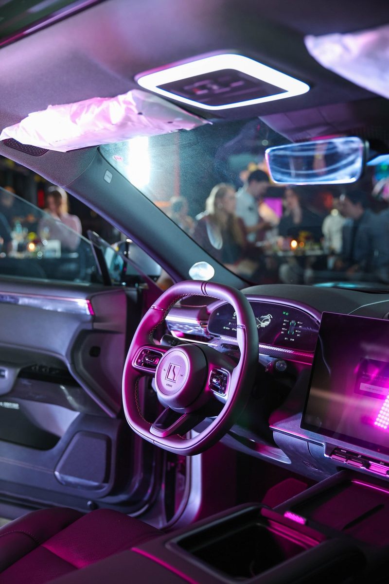 Interior del ZEEKR 7X con luz ambiental