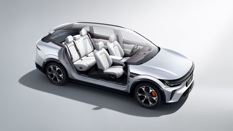 Vista en corte del ZEEKR 7X con sus airbags desplegados