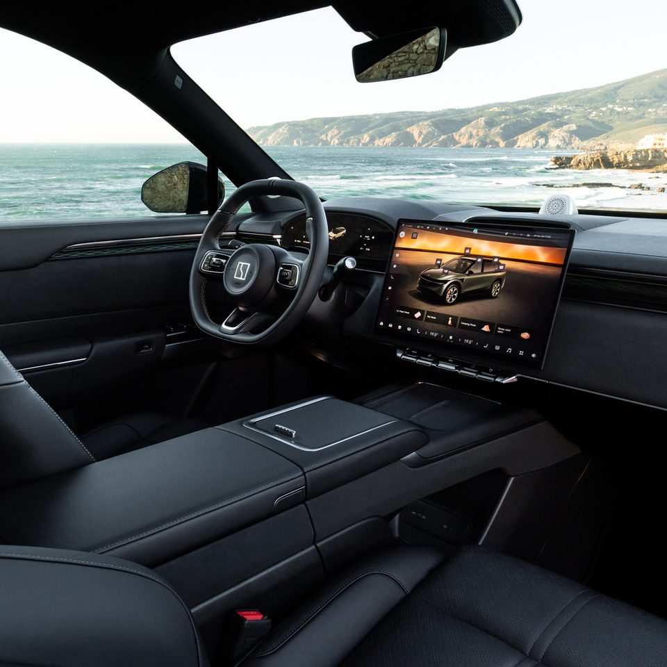 Interior del ZEEKR 7X con vista al mar